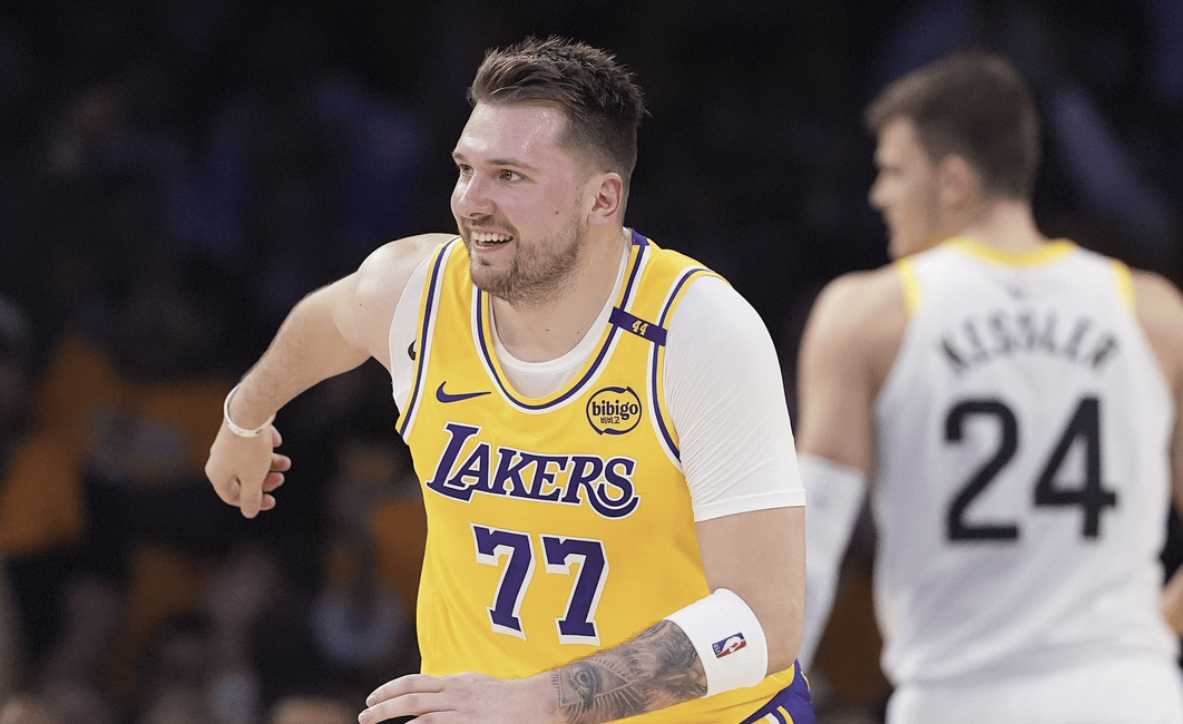 开云体育平台登录-东契奇连续三场比赛得分超过锐不可当，DWG不断突破！引发球迷热议(东契奇60分21篮板三双)