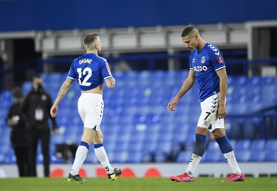 开云体育官方登录入口-大连英博vs广州队中甲比赛结束门将挑衅球迷